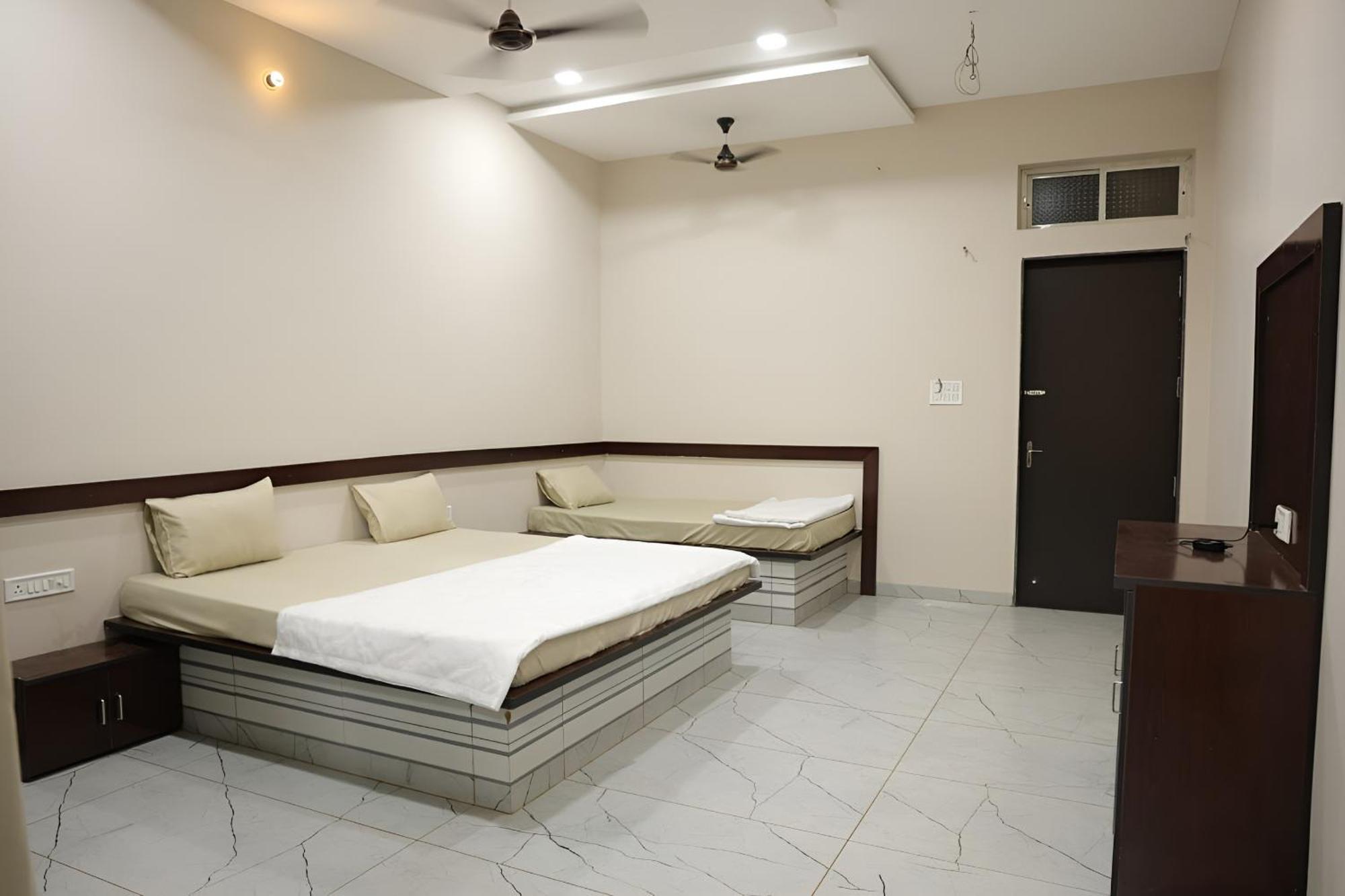 Navkar Palace Hotel & Resort, Sanawad Ngoại thất bức ảnh