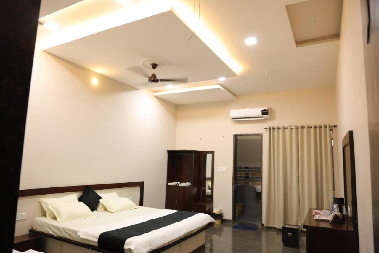 Navkar Palace Hotel & Resort, Sanawad Ngoại thất bức ảnh