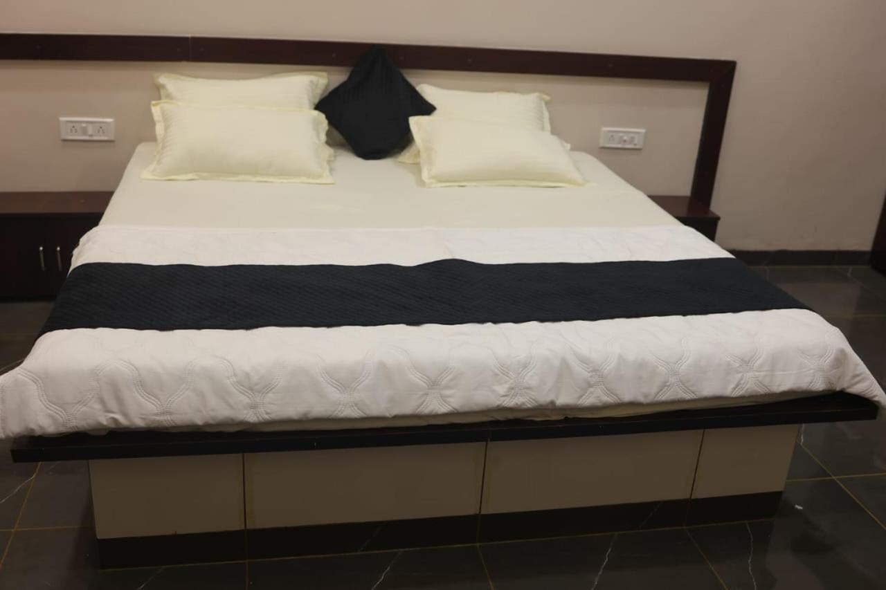 Navkar Palace Hotel & Resort, Sanawad Ngoại thất bức ảnh