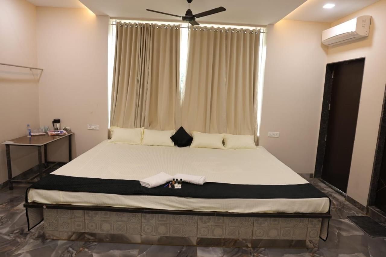 Navkar Palace Hotel & Resort, Sanawad Ngoại thất bức ảnh